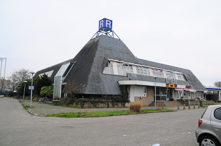 903924 Gezicht op het (gesloten) restaurant Meet & Eat Utrecht (Thoriumweg 1, voormalig AC-wegrestaurant) te Utrecht.